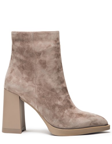 Бежевые замшевые демисезонные ботинки 