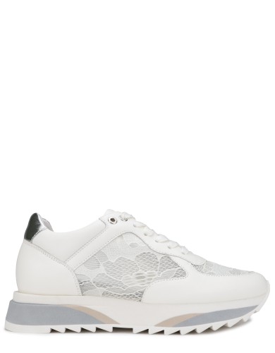 Білі шкіряні  літні  кросівки 