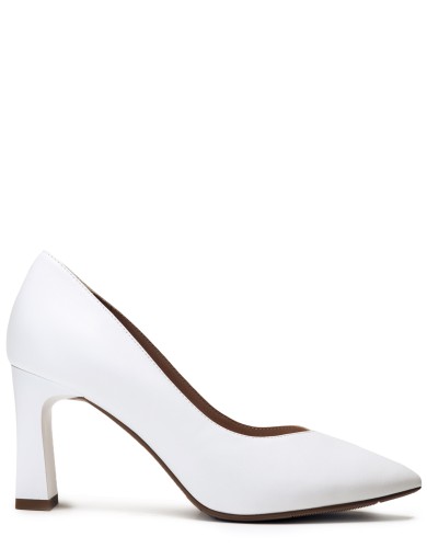 Белые кожаные демисезонные  туфли на каблуке 