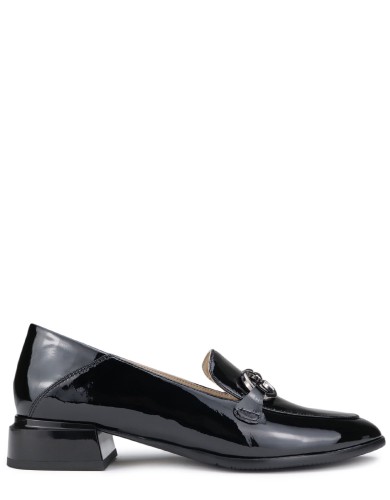 Черные лаковые демисезонные  лоферы