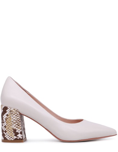 Белые кожаные демисезо туфли на каблуке