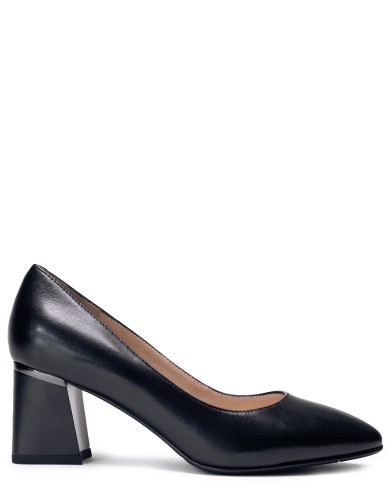 Черные кожаные демисезонные туфли на каблуке 