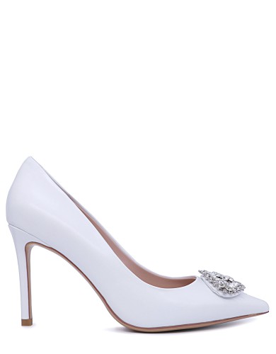 Белые кожаные демисезонные  туфли на каблуке 