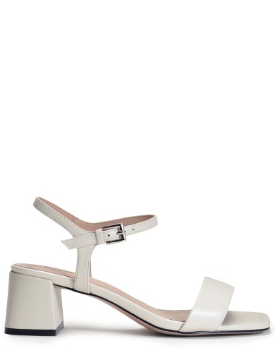 Білі шкіряні літні  босоніжки