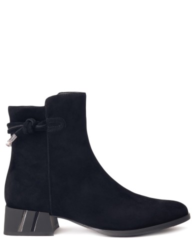 Черные замшевые демисезонные ботинки 