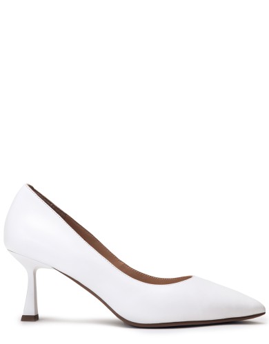 Белые кожаные демисезонные  туфли на каблуке 