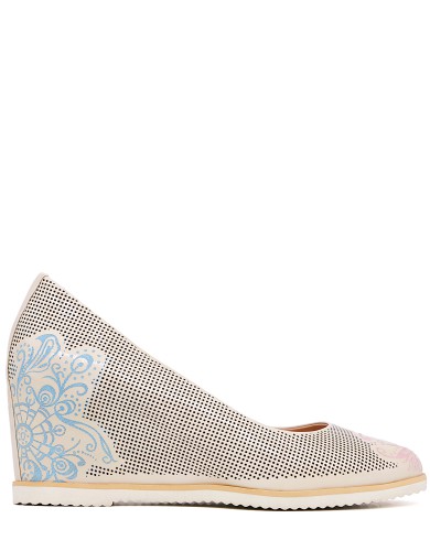 Бежевые лаковые демисезонные  туфли