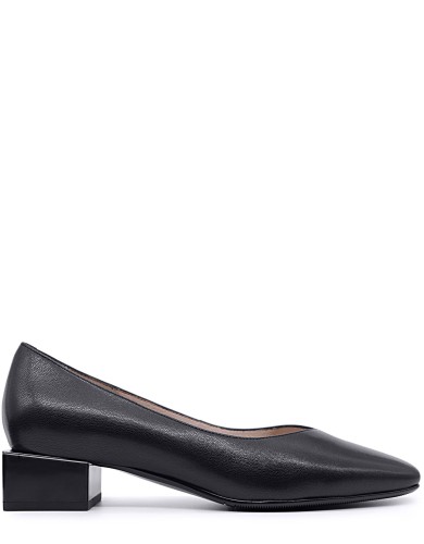 Черные кожаные демисезонные  туфли на каблуке 