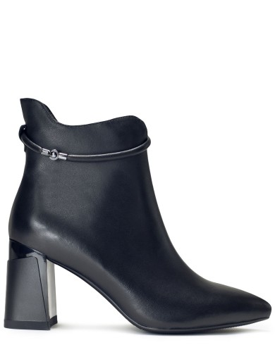 Черные кожаные демисезонные ботинки 