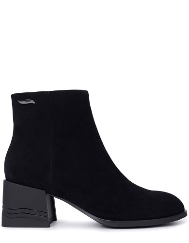 Черные замшевые демисезонные ботинки 