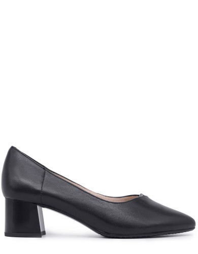 Черные кожаные демисезонные  туфли на каблуке 