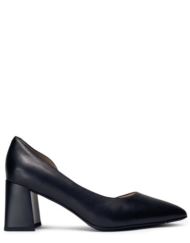 Черные кожаные демисезонные  туфли на каблуке 