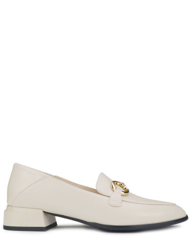 Бежевые кожаные демисезонные  лоферы