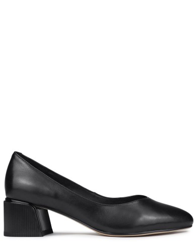 Черные кожаные демисезонные  туфли на каблуке 