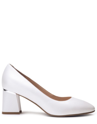 Белые кожаные демисезонные туфли на каблуке 