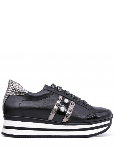 Чорні  шкіряні демісезонні  кросівки