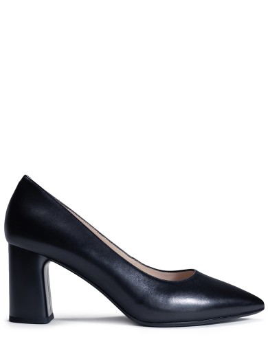 Чорні  шкіряні демісезонні туфлі на підборі