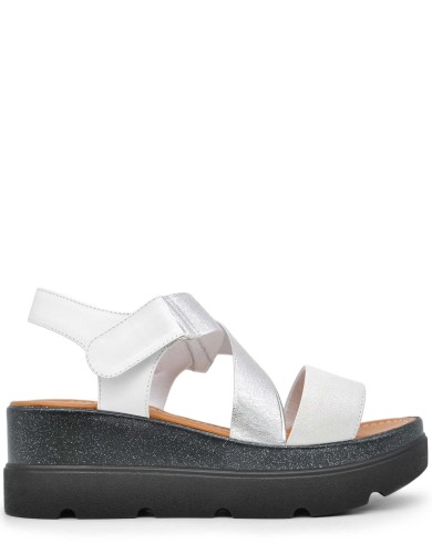 Белые кожаные босоножки