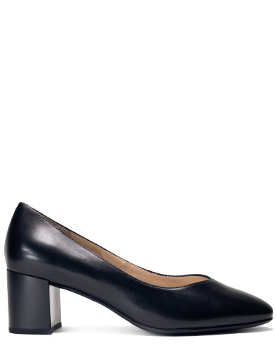 Черные кожаные демисезонные  туфли на каблуке 