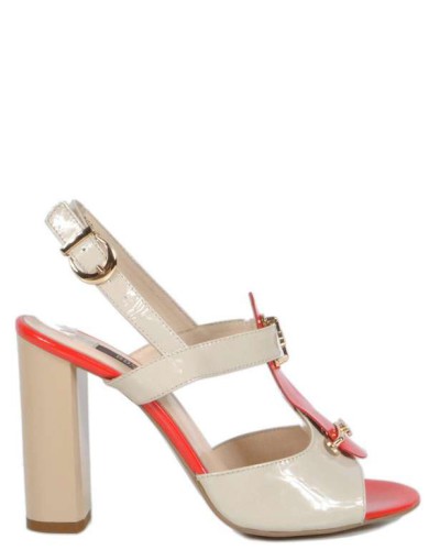 Бежевые лаковые летние босоножки 