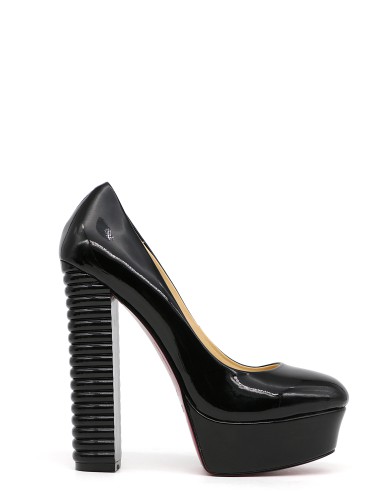 Черные лаковые демисезонные туфли на каблуке 