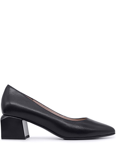 Чорні  шкіряні демісезонні туфлі на підборі