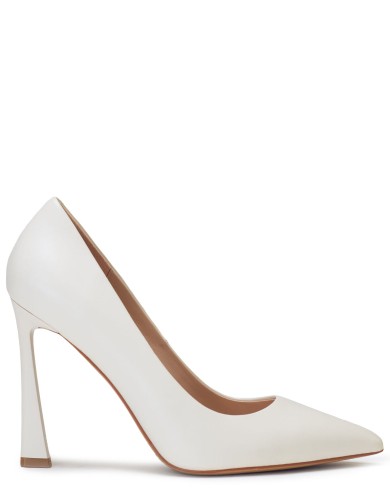 Белые кожаные демисезонные туфли на каблуке 