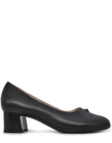 Черные кожаные демисезо туфли на каблуке