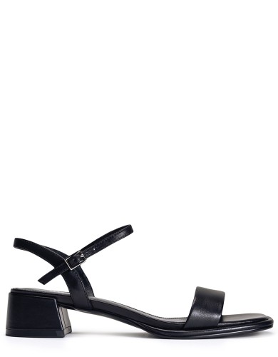 Чорні  шкіряні літні  босоніжки