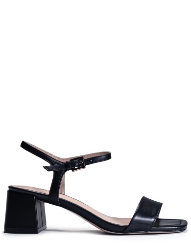 Чорні  шкіряні літні  босоніжки