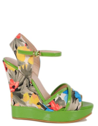 Разноцветные лаковые летние босоножки 